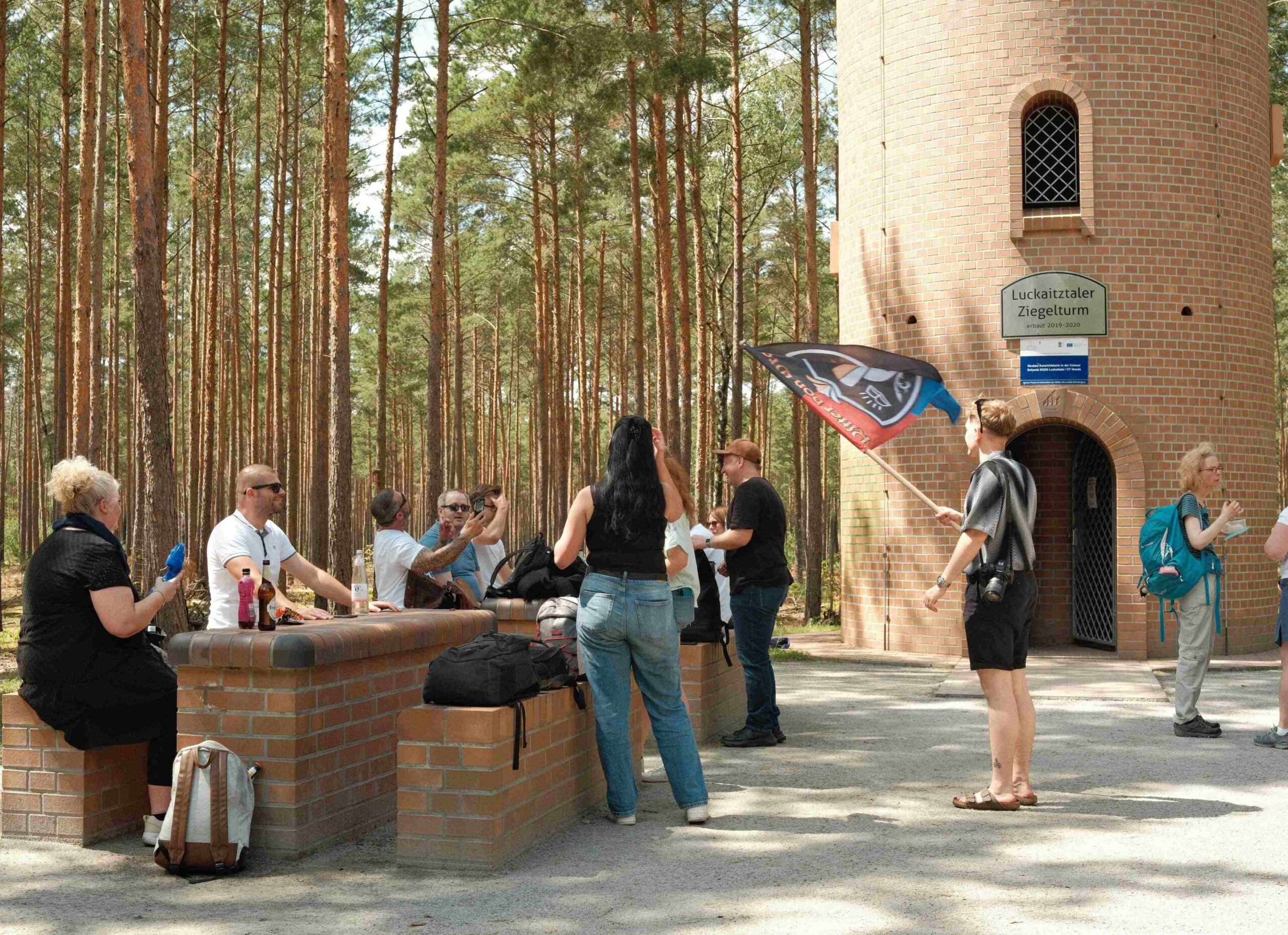 Gruppe kampiert am Fuße des Luckaitztaler Ziegelturms